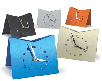 Midcentury Modern eigentijds Retro ontworpen tafelklok, de KittyKat Clock, een moderne analoge klok die een vleugje kleur toevoegt aan elke kamer.