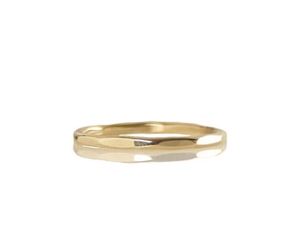 Anillo apilable facetado con efecto espejo en oro de 9 quilates, banda fina sostenible