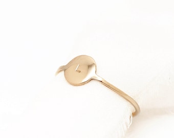 Massiver Gold-Initialenring - Handgravierte Mini-Scheibe, Personalisiert