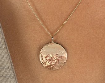 Collar con colgante de disco martillado hecho a mano en oro de 9 quilates, oro reciclado