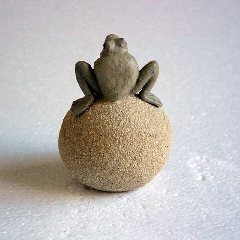 Rana en miniatura de cerámica en una cueva | Etsy