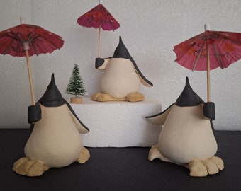 Pingouin en céramique sculpté et peint à la main tenant un parasol