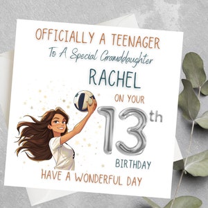 Tarjeta de cumpleaños número 13 personalizada para nieta, oficialmente una adolescente, adolescente jugando voleibol cumpleaños, sobrina 13 cumpleaños