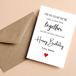 Tarjeta de cumpleaños para esposo mayor - Novia mayor - Estoy tan contenta de que vamos a envejecer juntos y de que tengas una ventaja inicial