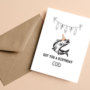 Könnte beinhalten: Eine weiße Grußkarte mit einer Schwarzweißillustration eines Fisches, der einen Partyhut trägt. Der Text auf der Karte lautet "Got you a birthday COD".