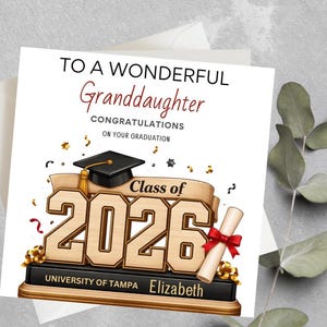 Może przedstawiać: Karta z okazji ukończenia studiów z napisem "TO A WONDERFUL Granddaughter" i "Class of 2026". Karta zawiera czapkę absolwenta, dyplom i nazwę University of Tampa. Karta jest biała ze złotymi i czarnymi akcentami.