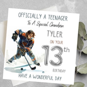 Tarjeta de cumpleaños personalizada para niños de 13 años. Tarjeta oficial para adolescentes, ideal para nietos, ahijados, hijos o sobrinos. Tarjeta de cumpleaños para adolescentes jugando al hockey.