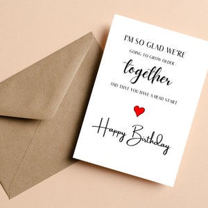 Tarjeta de cumpleaños para esposo mayor - Novia mayor - Estoy tan contenta de que vamos a envejecer juntos y de que tengas una ventaja inicial