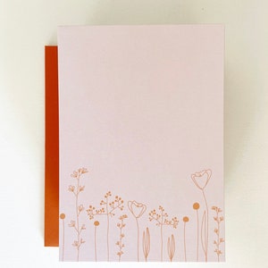 Postkarte Blumenwiese orange auf rosa