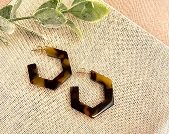 Small Tortoise Hoop Earrings, Hexagon Tortoise Hoop Earrings, Tortoise Shell Hoop Earrings, Minimalist Hoops, Geometric Tortoise Earrings