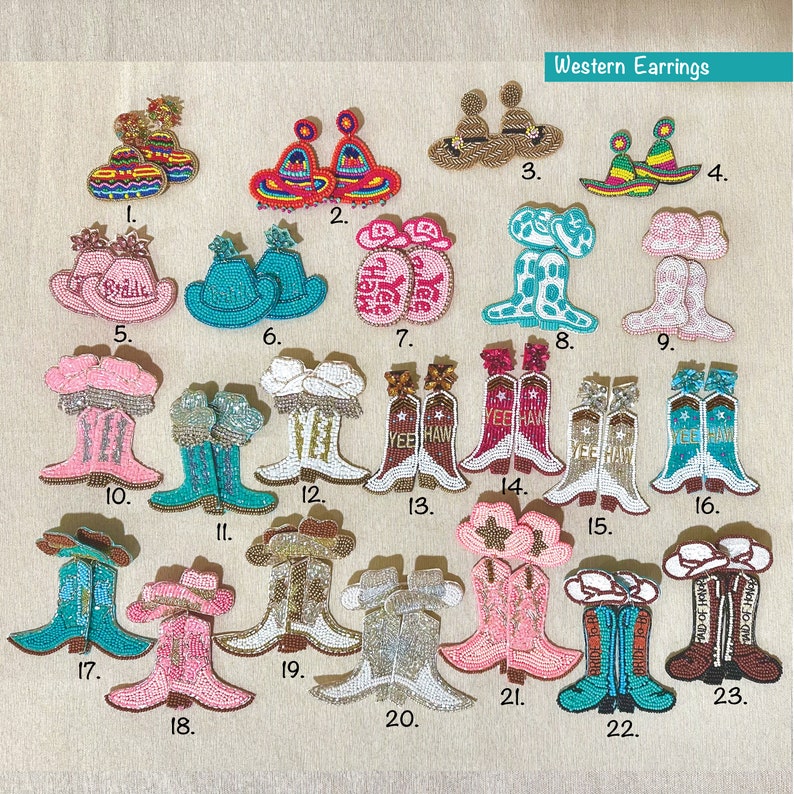K&ouml;nnte beinhalten: Eine Sammlung von 23 Paaren geperlter Ohrringe mit Western-Motiven. Die Ohrringe zeigen verschiedene Designs, darunter Cowboystiefel, H&uuml;te und andere Western-Motive. Die Ohrringe sind aus bunten Perlen gefertigt und perfekt, um jedem Outfit einen Hauch von Western-Stil zu verleihen.