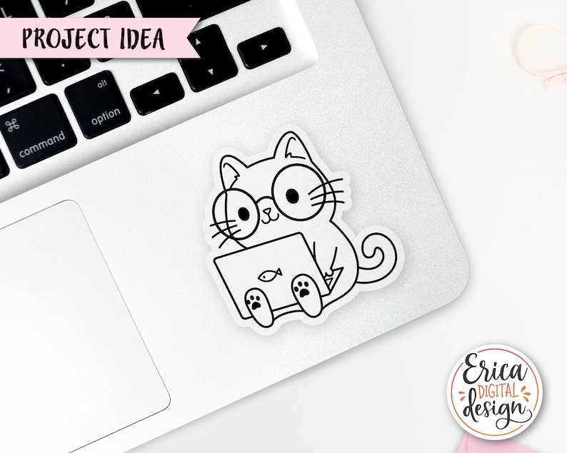Puede incluir: Ilustraci&oacute;n en blanco y negro de un gato con gafas usando un port&aacute;til. El gato est&aacute; sentado en un port&aacute;til con un icono de pez en la pantalla. La imagen est&aacute; sobre un fondo blanco.