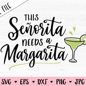 Op de afbeelding: Zwarte en witte tekst op een witte houten achtergrond die "This Señorita needs a Margarita" luidt. Rechts van de tekst staat een groen margarita-glas met een limoenpartje.