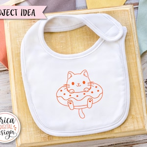 Puede incluir: Babero blanco para beb&eacute; con un contorno naranja de un gato que lleva una dona. El texto "Project Idea" est&aacute; en la parte superior de la imagen.