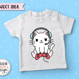 Op de afbeelding: Wit T-shirt met een cartoon afbeelding van een witte kat met blauwe koptelefoon en een rode videogamecontroller.