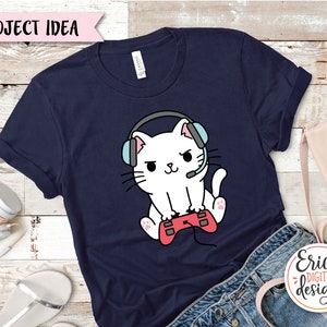 Op de afbeelding: Een marineblauw t-shirt met een witte kat die een koptelefoon draagt en een rode videogamecontroller vasthoudt. De tekst "Project Idea" staat bovenaan de afbeelding.