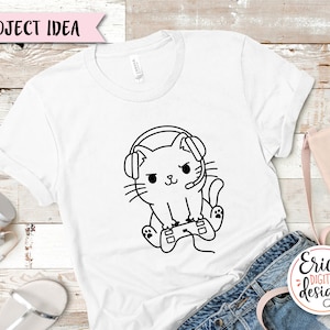 Puede incluir: Camiseta blanca con un dibujo de l&iacute;nea negra de un gato con auriculares y sosteniendo un mando de videojuego. El texto "Project Idea" est&aacute; en la parte superior de la imagen.