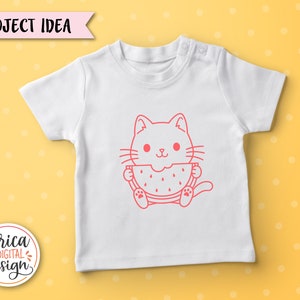 Puede incluir: Un body blanco para beb&eacute; con un contorno rosa de un gato comiendo una sand&iacute;a. El texto "Project Idea" est&aacute; en una pancarta rosa en la parte superior de la imagen.