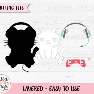 Op de afbeelding: Een gelaagd digitaal snijbestand met een witte kat die een koptelefoon draagt en een videogamecontroller vasthoudt. De kat is zwart omlijnd en de controller is rood. Het ontwerp is gelabeld "Layered - Easy to Use".