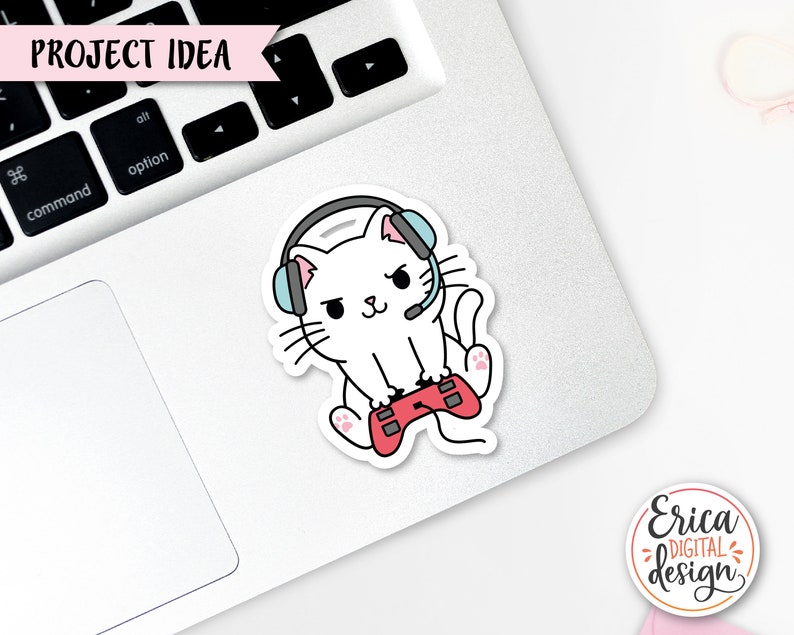 Op de afbeelding: Een witte kat met een blauwe headset en een rode videogamecontroller in zijn hand. De kat zit op een witte laptop met de tekst "Project Idea" op het scherm.