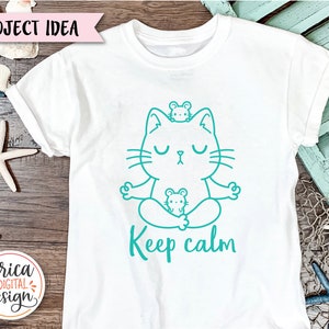 Puede incluir: Camiseta blanca con un contorno turquesa de un gato meditando con dos ratones en la cabeza. El texto "Keep calm" est&aacute; debajo del gato.
