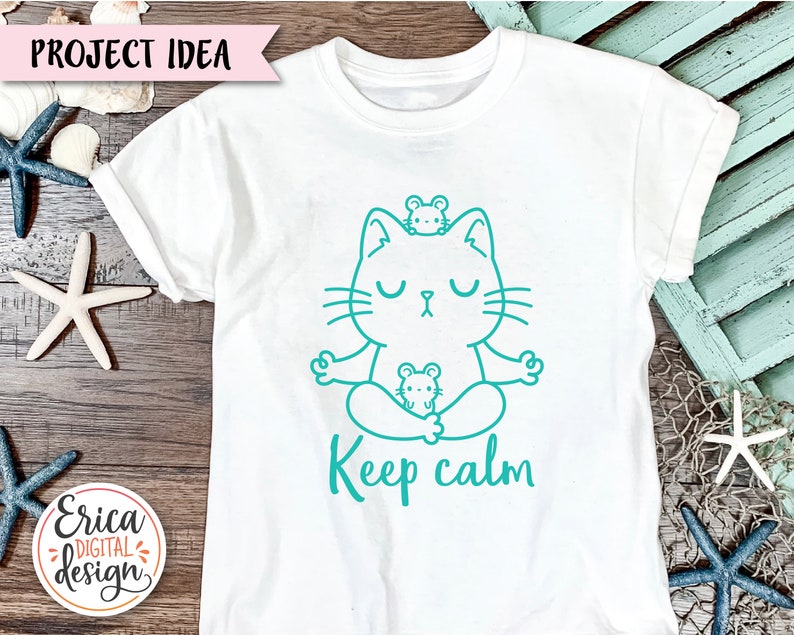 Puede incluir: Camiseta blanca con un contorno turquesa de un gato meditando con dos ratones en la cabeza. El texto "Keep calm" est&aacute; debajo del gato.