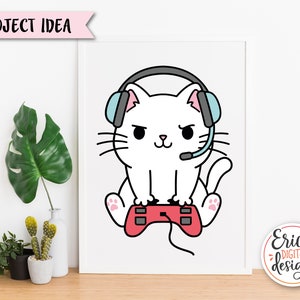 Op de afbeelding: Een witte kat met een zwarte headset met blauwe en roze accenten houdt een rode videogamecontroller vast. De kat heeft een serieuze uitdrukking op zijn gezicht. De afbeelding is in cartoon-stijl.