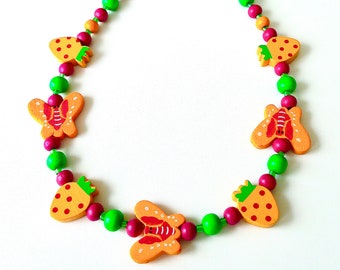 Kinderkette in orange-pink-grün mit Erdbeeren und Schmetterlingen Holzkette Holzschmuck Kinderschmuck Mädchenschmck Geschenkidee