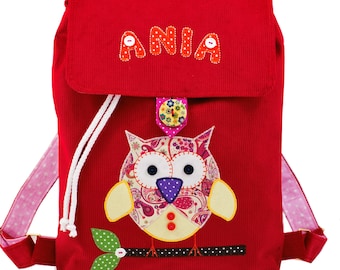 Roter Rucksack mit einer Eule für ein Mädchen, personalisierter Rucksack mit einer Anwendung für ein Kind, Geschenk für ein Kind