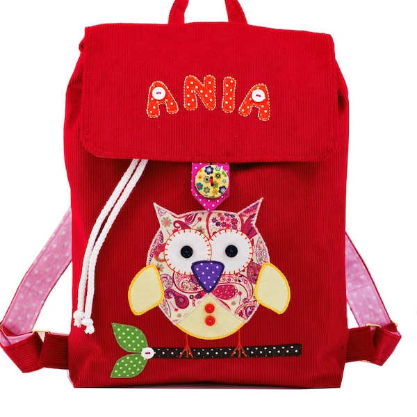Roter Rucksack mit einer Eule für ein Mädchen, personalisierter Rucksack mit einer Anwendung für ein Kind, Geschenk für ein Kind
