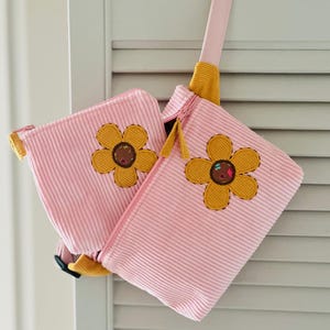Uma bolsa de cintura e uma pequena bolsa - uma carteira para itens pequenos. O presente perfeito para sua garotinha. Bolsa de cintura ou de ombro. Acessórios para bebês