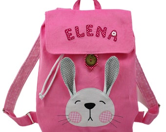 Ein Rucksack für ein Kind - ein Kleinkind mit einem Hasen, ein Rucksack für einen Jungen und ein Mädchen, persönliches Geschenk für ein Kind