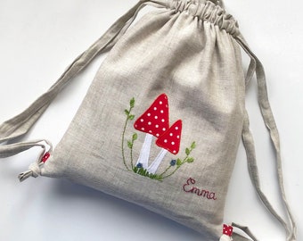 Personalisierte Tasche aus Leinen für ein Kind, mit Applikation von Fliegenpilzen und Handstickerei