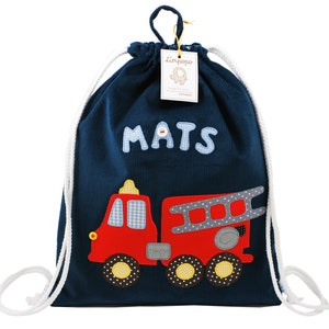 Un sac personnalisé nommé pour un garçon d'âge préscolaire avec un camion de pompiers. un sac à dos pour garçon avec un camion de pompiers, un sac de sport pour enfant