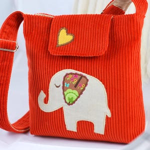 Un petit sac à main en velours côtelé cousu à la main, un sac messager pour fille avec un appliqué éléphant - un joli cadeau pour une fille en toute occasion
