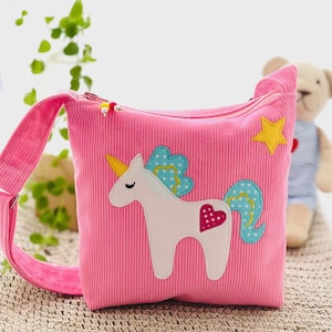 Rosa Kindertasche für ein kleines Mädchen mit Einhorn, eine kleine Handtasche an einem Babygürtel