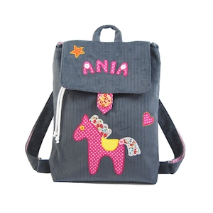 Grauer personalisierter Rucksack für ein Mädchen mit einem Pferd, ein Rucksack für ein Kind, ein Geschenk für ein Mädchen, ein Cordrucksack