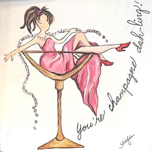 Può includere: Illustrazione di una donna in abito rosa che si rilassa in un bicchiere di champagne. L'opera presenta una collana di perle e scarpe rosse. Le parole "You're champagne! dah-ling!" sono scritte in corsivo.