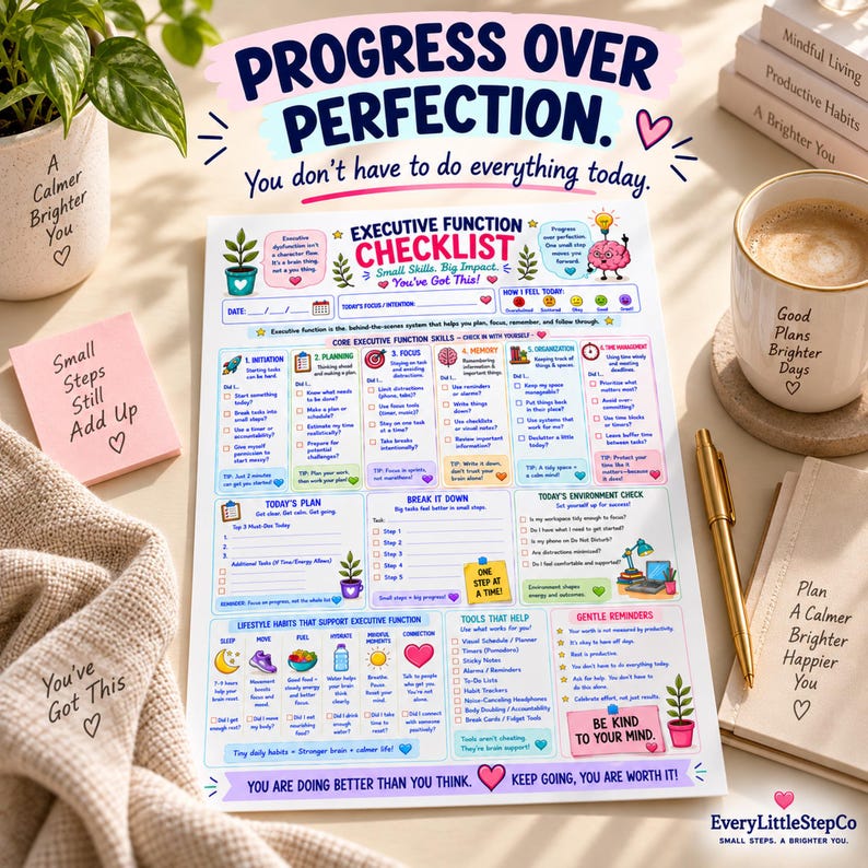 K&ouml;nnte beinhalten: Ein wei&szlig;es Blatt Papier mit einer Checkliste f&uuml;r exekutive Funktionen, bunten &Uuml;berschriften, Symbolen und Texten wie 'Progress Over Perfection' und 'Small Steps Still Add Up'. Das Dokument enth&auml;lt Abschnitte f&uuml;r die Tagesplanung und Gewohnheiten.