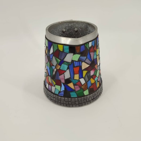 Pot/vase en alliage, décoré de mosaique (verre vitrail et émaux de Briare), le tout agrémenté d'un joint noir.