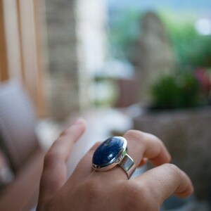 Silver lapis lazuli ring