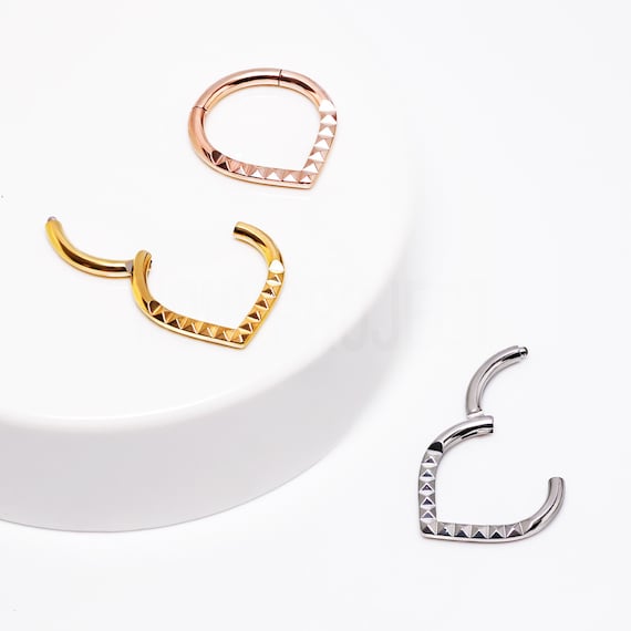 Implant Grade Titanium Pyramid Shaped Septum Hinged Clicker Hoop Implant Grade Titanium Pyramid Shaped Septum Hinged Clicker Hoop
