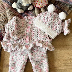 Frühchen Baby Mädchen Outfit. Strickjacke, Leggings, Mütze. Passendes 3 teiliges Set. Jetzt fertig