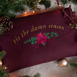 Tis the Damn Season | Besticktes Sweatshirt | Merch, Songtext, Weihnachten, Urlaub, Evermore, Holly, Poinsettia
