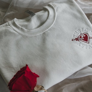 The Love Affair | Bluza z haftem | Towary, Czerwony, Teksty piosenek, All Too Well, Walentynki