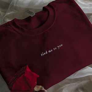 Fesselt mich an Dich | Besticktes Sweatshirt | Merch, Folklore, Songtext, Invisible String, Valentinstag, Paar