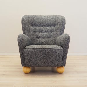 Grauer Sessel, skandinavisches Design, Produktion: Dänemark