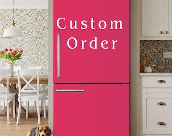 Puede incluir: Un refrigerador rosa brillante con las palabras "Custom Order" en blanco. El refrigerador tiene manijas plateadas y está en un entorno de cocina. Un perro beagle está acostado en el suelo frente al refrigerador.