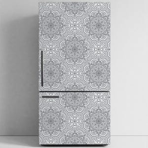 Peut inclure: Un réfrigérateur avec un motif mandala blanc et gris. Le design recouvre toute la façade, y compris les portes et les poignées. Le motif symétrique et détaillé crée un aspect décoratif et artistique.