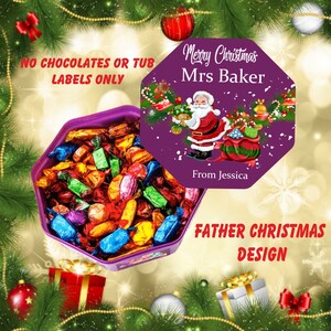 Peut inclure: Bo&icirc;te octogonale violette remplie de chocolats assortis. Le couvercle de la bo&icirc;te a un design festif avec un P&egrave;re No&euml;l en dessin anim&eacute;, le texte "Merry Christmas Mrs Baker" et "From Jessica".
